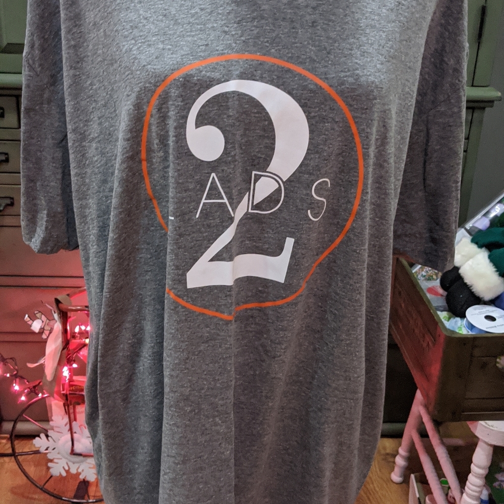 T-shirt v neck